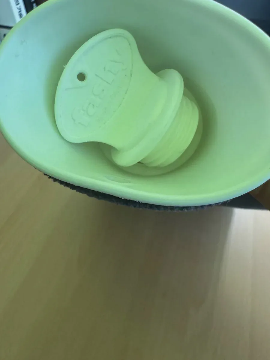 물주머니 입구를 위에서 내려다본 사진. fashy 각인이 있는 연두색 나사식 마개가 입구에 놓여 있다