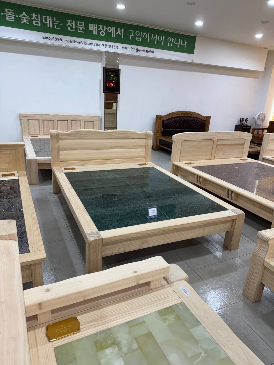 원목 프레임에 옥·돌 상판을 올린 돌침대들이 전시된 매장 내부