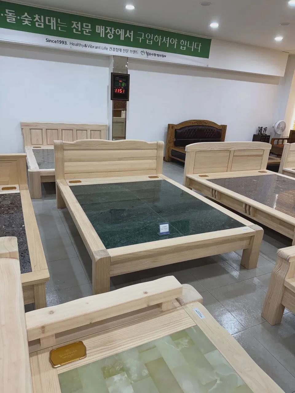 원목 프레임에 옥·돌 상판을 올린 돌침대들이 전시된 매장 내부
